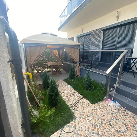 Elira Residence דירה